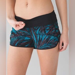 Lululemon Speed Up LowRise Lined Short 2.5”- Size 6- palm Lace Tofino Teal/Black